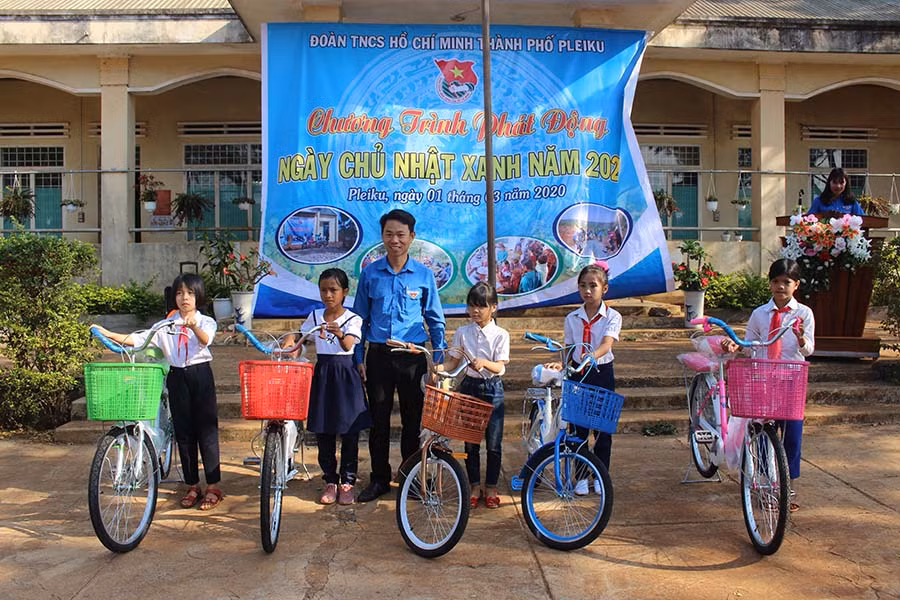  Thành Đoàn Pleiku tặng xe đạp cho các em học sinh khó khăn Trường Tiểu học Nay Der. Ảnh: Phan Lài