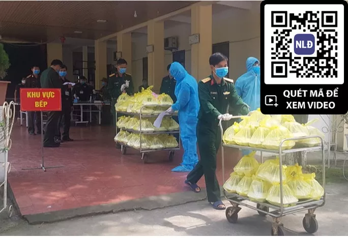 Các chiến sĩ Đoàn An điều dưỡng 40 Cửa Hội (Nghệ An) chuẩn bị phần cơm trưa cho người được cách ly (Mời quét QR code bằng camera điện thoại để nhận link xem video cùng chủ đề)