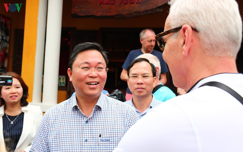 Ông Lê Trí Thanh (áo kẻ) xuống phổ nói chuyện với khách du lịch về điểm đến an toàn Hội An.