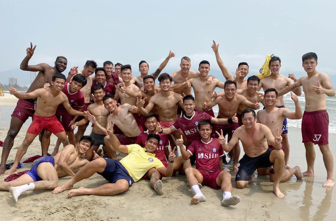 Tập thể đội SHB Đà Nẵng trong buổi tập thể lực ở biển vào sáng 18-3