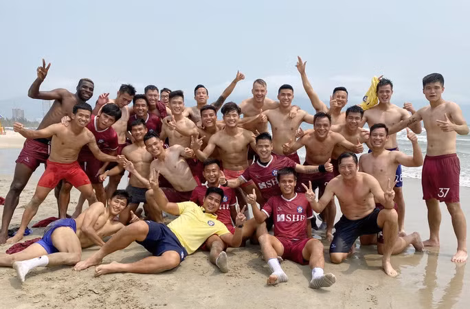 Tập thể đội SHB Đà Nẵng trong buổi tập thể lực ở biển vào sáng 18-3