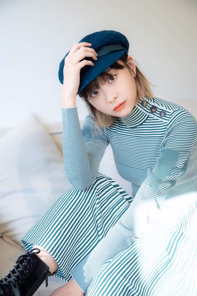 Với váy dài, cô khéo léo kết hợp với áo len nữ tính và giày cao cổ màu đen. Tuy nhiên, nữ diễn viên vẫn lộ rõ cá tính độc đáo qua cách tạo dáng có phần nghịch ngợm. ẢNH: ANDU ENTERTAINMENT