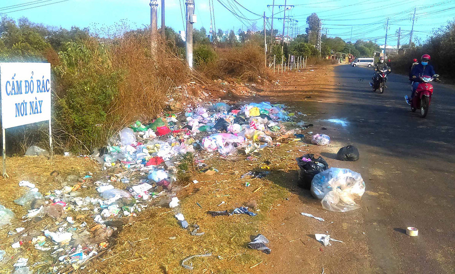 Khu tập kết rác. Ảnh: R'ô Hok  Khu tập kết rác. Ảnh: R'ô Hok