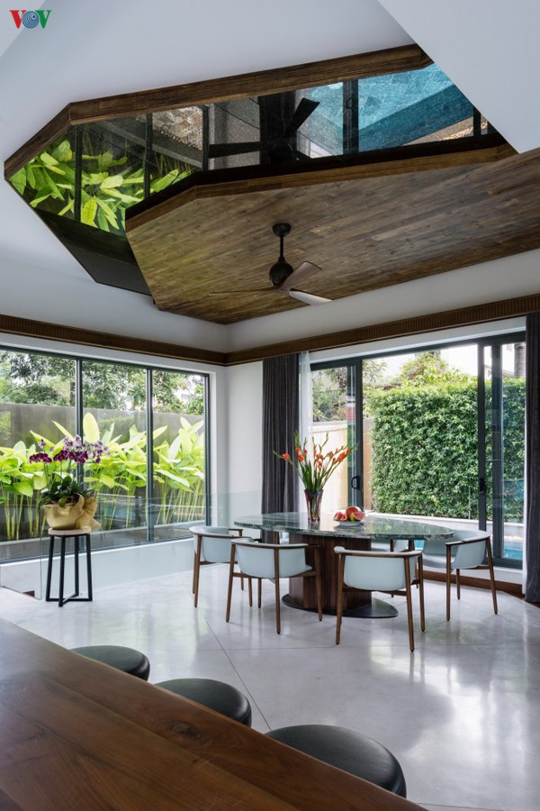 Phòng ăn thoáng rộng cũng hướng ra bể bơi. Trần nhà sử dụng gương tạo những hiệu ứng khác lạ đầy lôi cuốn.