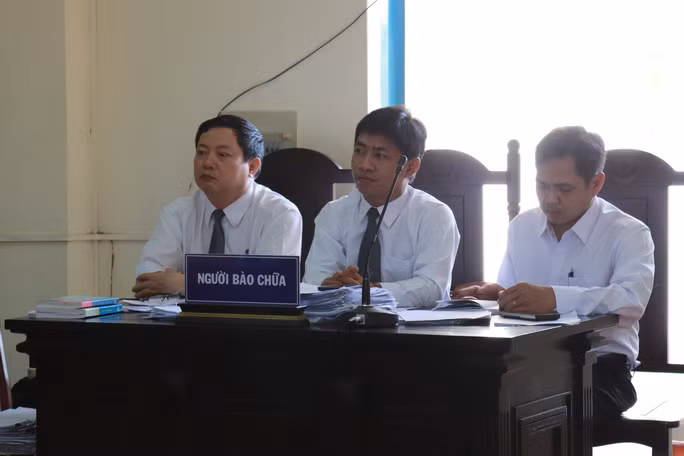 HĐXX đề nghị luật sư theo dõi bị cáo