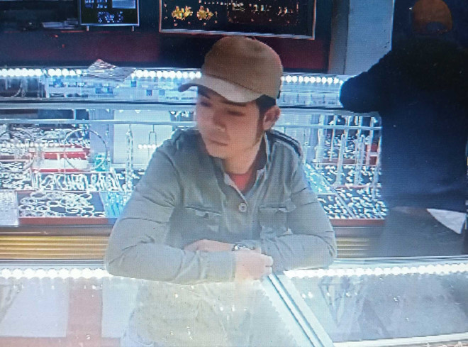 Hình ảnh camera ghi lại Phi mang sợi dây chuyền vàng của bà Th. đi bán - Ảnh: Văn Tiến Hình ảnh camera ghi lại Phi mang sợi dây chuyền vàng của bà Th. đi bán - Ảnh: Văn Tiến