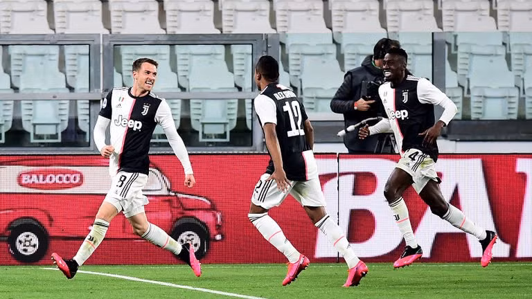 Ramsey ăn mừng bàn mở tỉ số (Ảnh: Reuters).