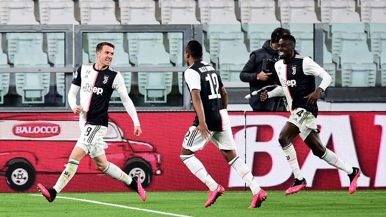 Ramsey ăn mừng bàn mở tỉ số (Ảnh: Reuters).