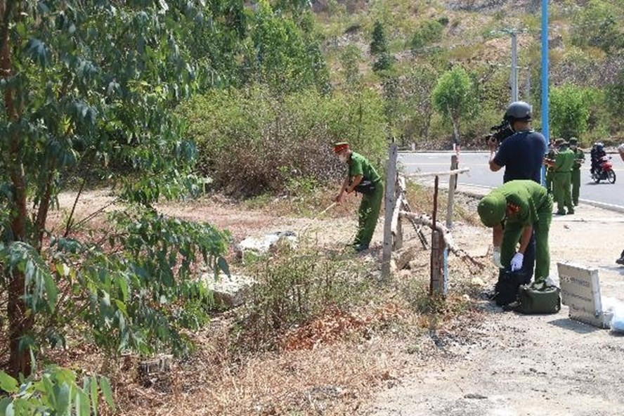  Một vali chứa thi thể người vừa được phát hiện bên trong rừng bạch đàn ở Nha Trang. Ảnh: P.Linh