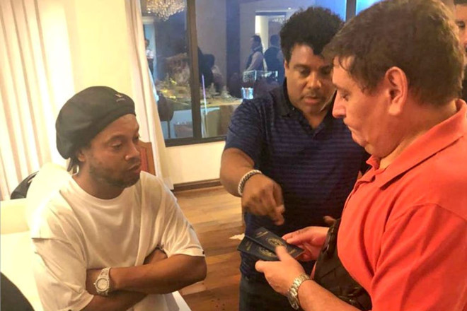 Ronaldinho bị phát hiện sử dụng hộ chiếu giả sau cuộc đột kích của cảnh sát vào khách sạn - Ảnh CHỤP MÀN HÌNH Ronaldinho bị phát hiện sử dụng hộ chiếu giả sau cuộc đột kích của cảnh sát vào khách sạn - Ảnh CHỤP MÀN HÌNH