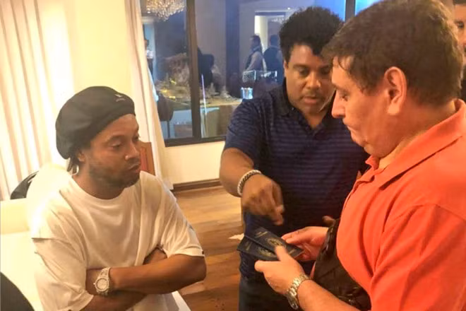 Ronaldinho bị phát hiện sử dụng hộ chiếu giả sau cuộc đột kích của cảnh sát vào khách sạn - Ảnh CHỤP MÀN HÌNH