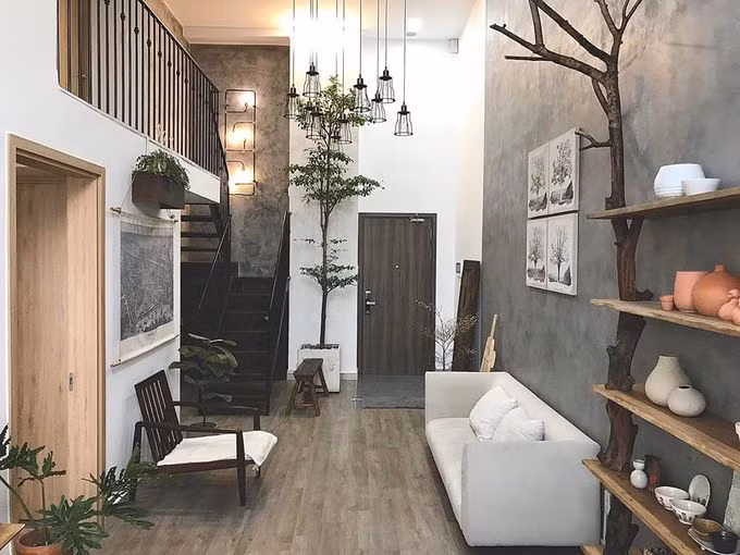 Căn hộ 'lột xác' với 180 triệu đồngCăn hộ duplex với tầng trệt 56 m2, tầng lửng 30 m2 là nơi ở của vợ chồng nhà thiết kế Thái Hòa. 