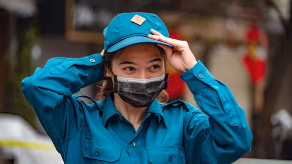 Nữ dân quân Trần Hà Ly xung phong vào “trận chiến” Trúc Bạch giúp đỡ bà con - Ảnh: NAM TRẦN