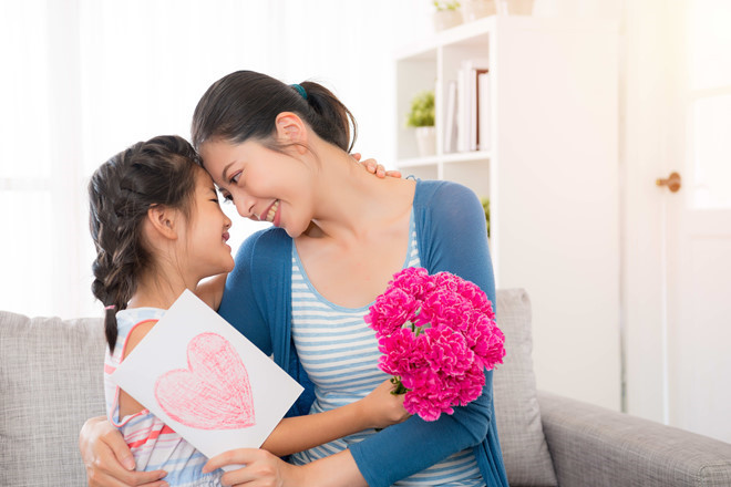 Nhiều người mẹ cảm thấy hạnh phúc khi được con quan tâm nhân ngày 8.3 - Ảnh: Shutterstock