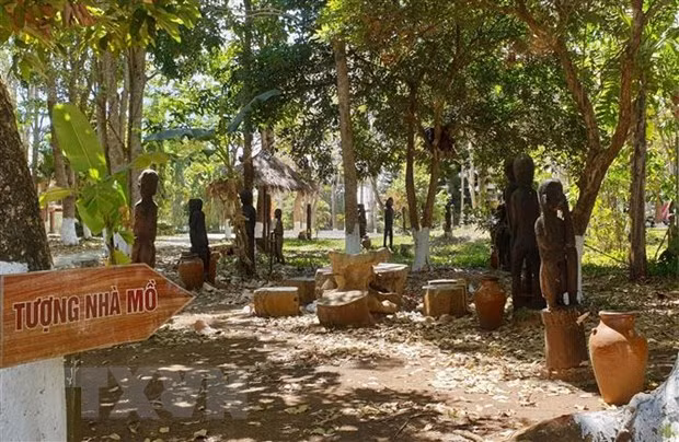 Các bức tượng sinh hoạt được trang trí tại một số công viên trên địa bàn tỉnh Gia Lai. (Ảnh: Hồng Điệp/TTXVN)