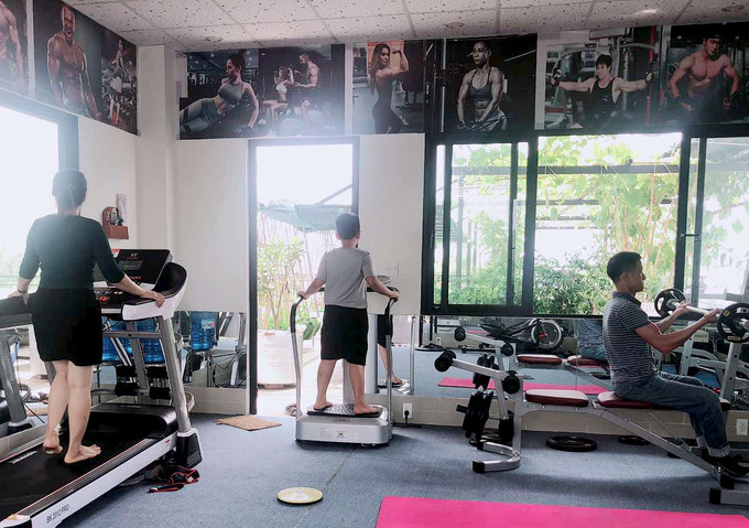 Hồ sen nở quanh năm trên sân thượng 300 m2Sau nhiều năm làm việc ở Đông Âu, vợ chồng anh Huynh, chị Gấm (cùng 48 tuổi) về nước, chọn Sài Gòn lập nghiệp. Ngôi nhà mà cặp vợ chồng này mới xây năm ngoái đã thỏa niềm mơ ước về một không gian xanh, là chỗ vui chơi, giải trí cho cả gia đình sáu người. Trên sân thượng, anh Huynh bố trí phòng tập và khu bếp hết 100 m2, còn lại để làm vườn. Hồ sen nở quanh năm trên sân thượng 300 m2Sau nhiều năm làm việc ở Đông Âu, vợ chồng anh Huynh, chị Gấm (cùng 48 tuổi) về nước, chọn Sài Gòn lập nghiệp. Ngôi nhà mà cặp vợ chồng này mới xây năm ngoái đã thỏa niềm mơ ước về một không gian xanh, là chỗ vui chơi, giải trí cho cả gia đình sáu người. Trên sân thượng, anh Huynh bố trí phòng tập và khu bếp hết 100 m2, còn lại để làm vườn.