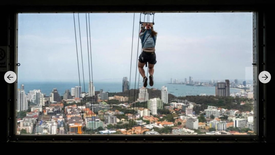 Du khách trải nghiệm zipline từ tầng 55 của tháp quan sát tại Park Beach Resort ở Pattaya, Thái Lan. Ảnh: AFP/Getty.