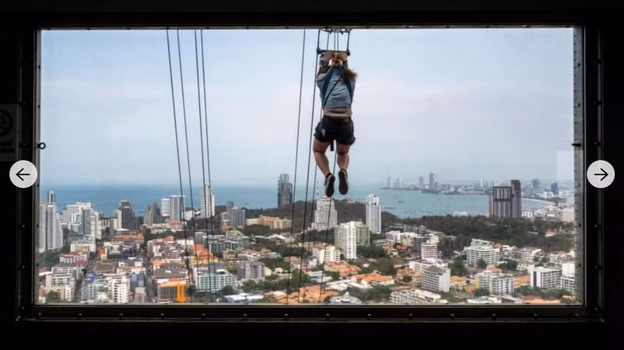  Du khách trải nghiệm zipline từ tầng 55 của tháp quan sát tại Park Beach Resort ở Pattaya, Thái Lan. Ảnh: AFP/Getty.