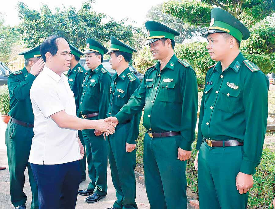 Chủ tịch UBND tỉnh Võ Ngọc Thành thăm, chúc Tết cán bộ, chiến sĩ Đồn Biên phòng Ia Mơr (huyện Chư Prông). Ảnh Đ.T