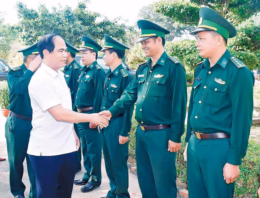 Chủ tịch UBND tỉnh Võ Ngọc Thành thăm, chúc Tết cán bộ, chiến sĩ Đồn Biên phòng Ia Mơr (huyện Chư Prông). Ảnh: Đ.T Chủ tịch UBND tỉnh Võ Ngọc Thành thăm, chúc Tết cán bộ, chiến sĩ Đồn Biên phòng Ia Mơr (huyện Chư Prông). Ảnh Đ.T