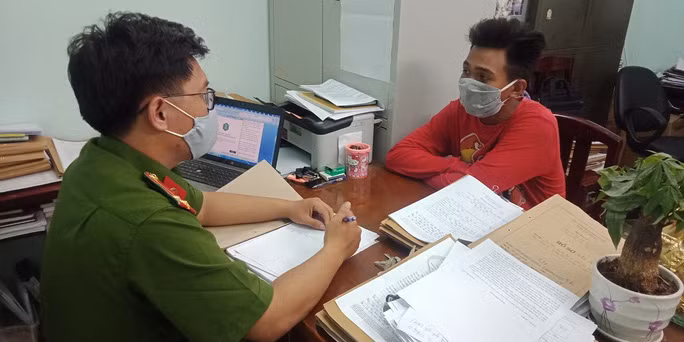 Công an làm việc với một trong những đối tượng trong nhóm