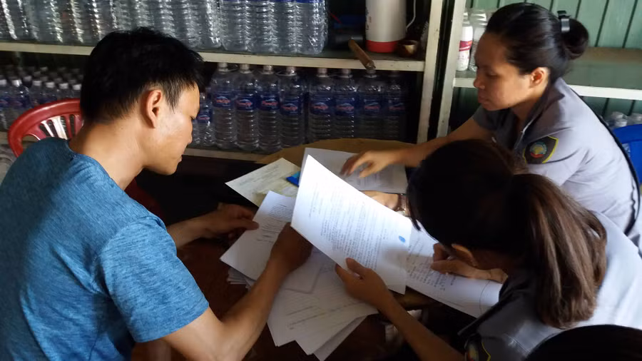 Đại diện cơ sở 205 Phạm Văn Đồng, phường Thống Nhất, TP.Pleiku ký biên bản vi phạm hành chính. Ảnh: Như Nguyện