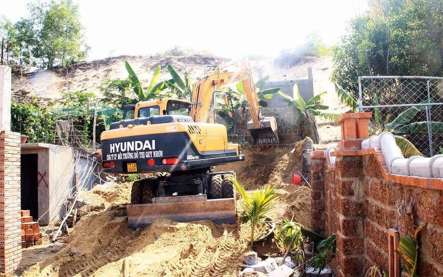 Buộc tháo dỡ đối với hành vi lấn chiến đất đai, xây dựng nhà trái phép trên địa bàn Khu kinh tế Nhơn Hội. Ảnh: Dũ Tuấn.