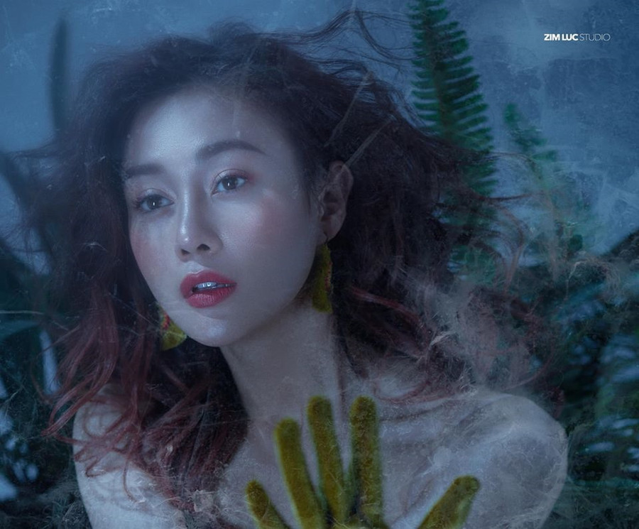 Vai diễn này khác hoàn toàn những vai diễn trước đó của Phương Oanh khi cô phải hoá thân vào vai một cô gái quê chân chất. Ảnh: Zimluc.  Vai diễn này khác hoàn toàn những vai diễn trước đó của Phương Oanh khi cô phải hoá thân vào vai một cô gái quê chân chất. Ảnh: Zimluc.