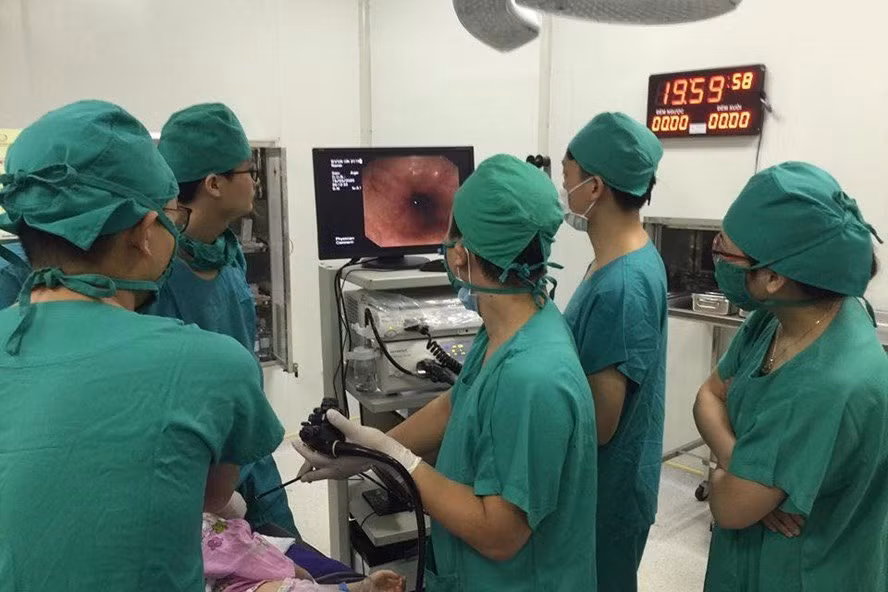 Các bác sĩ thực hiện ca nội soi lấy dị vật cho bệnh nhi.