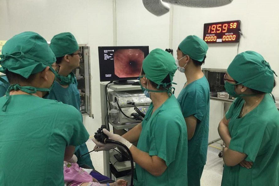Các bác sĩ thực hiện ca nội soi lấy dị vật cho bệnh nhi.