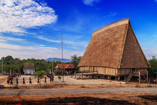 Không gian mở của nhà rông làng Kon Sơ Lal trước khi bị “bao vây” bởi hàng rào sắt. Ảnh: NGUYỄN LINH VINH QUỐC