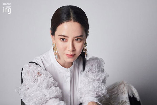 Song Ji Hyo (tên thật: Cheon Sung Im) sinh ngày 15.8.1981, là một nữ diễn viên điện ảnh, người mẫu và là người dẫn chương trình nổi tiếng Hàn Quốc. Cô được khán giả biết đến nhiều nhất thông qua vai diễn mẹ của Lưu Ly Minh Vương (hoàng hậu Cao Ly) trong bộ phim truyền hình lịch sử 