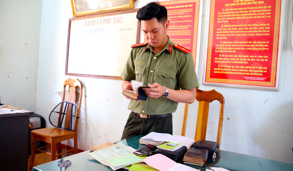 Thu giữ tài liệu của các đối tượng. Ảnh: THÚY TRINH