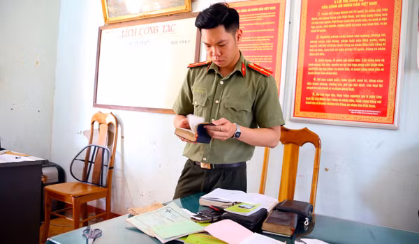 Thu giữ tài liệu của các đối tượng. Ảnh: THÚY TRINH