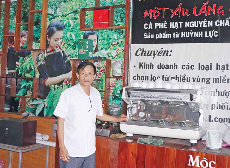  Từ 2 bàn tay trắng, ông Huỳnh Văn Lực đã lỗ lực xây dựng và trở thành ông chủ thương hiệu cà phê An Túc. Ảnh: N.M
