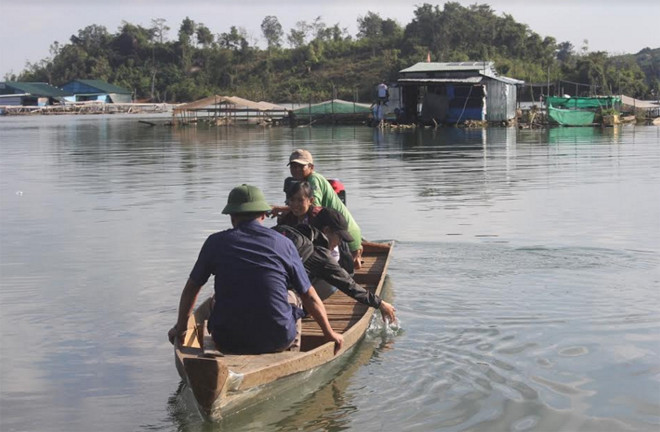 Con thuyền vừa dùng để di chuyển, vừa là phương tiện để mưu sinh.