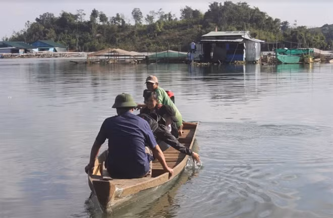 Con thuyền vừa dùng để di chuyển, vừa là phương tiện để mưu sinh.