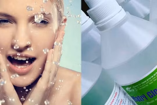 Với đặc tính kháng khuẩn, sử dụng nước muối sinh lý để rửa mặt hàng ngày sẽ giúp bạn loại bỏ những nốt mụn xấu xí trên da. Ảnh: massageishealthy.