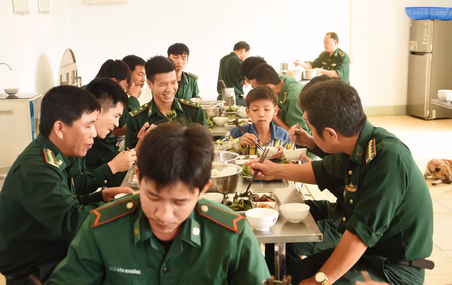 Lê Ngọc Thanh cùng các chiến sĩ Đồn Biên phòng Tuy Hòa vui vẻ dùng cơm trong không khí thân thương, ấm áp - Ảnh: LÂM THIÊN