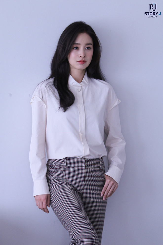 Trong bộ ảnh, Kim Tae Hee diện những trang phục kiểu công sở như áo sơ mi, blazer và quần tây, kaki… thiết kế đơn giản, màu trung tính - ẢNH: STORY J COMPANY Trong bộ ảnh, Kim Tae Hee diện những trang phục kiểu công sở như áo sơ mi, blazer và quần tây, kaki… thiết kế đơn giản, màu trung tính - ẢNH: STORY J COMPANY