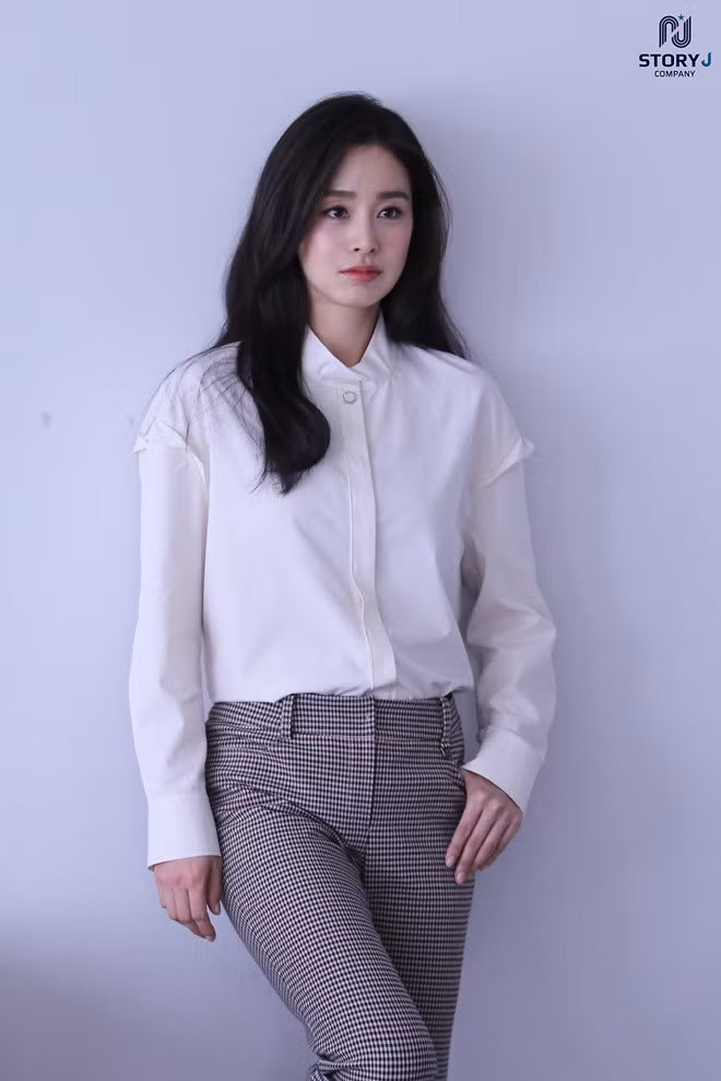 Trong bộ ảnh, Kim Tae Hee diện những trang phục kiểu công sở như áo sơ mi, blazer và quần tây, kaki… thiết kế đơn giản, màu trung tính - ẢNH: STORY J COMPANY