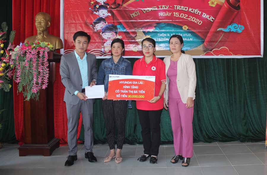  Hyundai Gia Lai trao tặng 30 triệu đồng cho cô giáo Trần Thị Bá Tiền (huyện Kbang). Ảnh: V.T