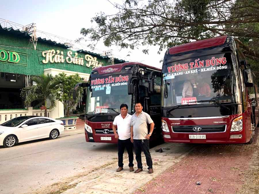  Từ chỗ lái xe thuê, 2 anh em ông Lê Văn Dũng-Lê Văn Tấn đã trở thành chủ một công ty vận tải. Ảnh: L.H