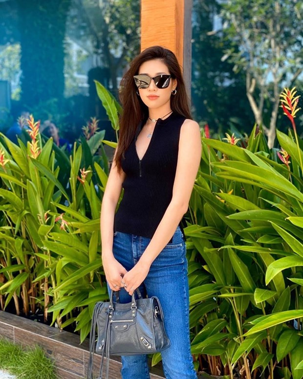 Khánh Vân mix áo len sát nách và quần jeans đơn giản. Kính mắt và chiếc túi Balenciaga chính là ''cặp bài trùng'' giúp hoa hậu nâng tầm phong cách.
