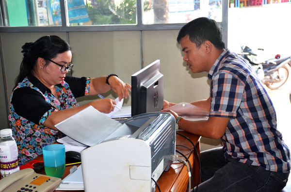 Khách hàng đến làm các thủ tục liên quan đến thuế. Ảnh: T.T