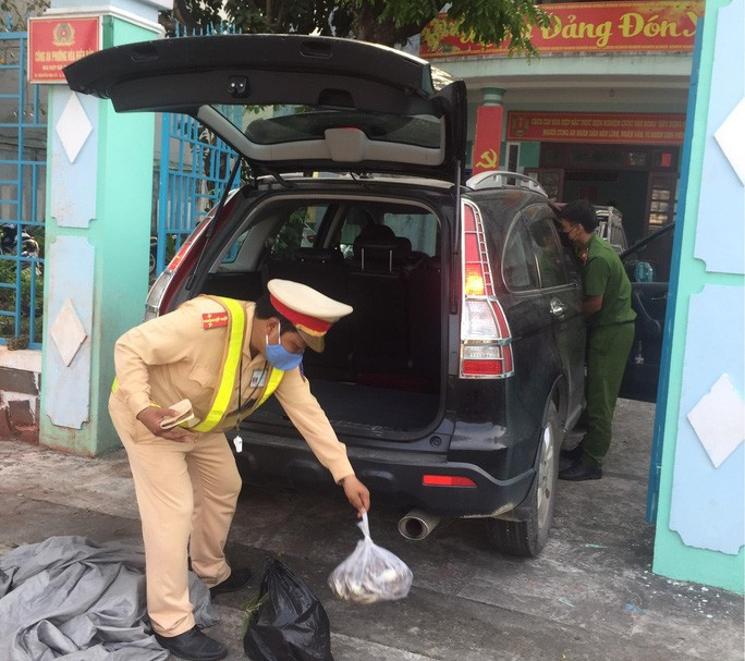 CSGT tại chốt Hòa Hiệp đã bàn giao 2 đối tượng cho Công an phường và tạm giữ phương tiện vi phạm CSGT tại chốt Hòa Hiệp đã bàn giao 2 đối tượng cho Công an phường và tạm giữ phương tiện vi phạm