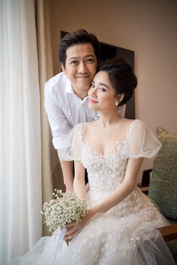 Kể từ khi về chung nhà hồi tháng 9/2018, mỗi lần Trường Giang - Nhã Phương xuất hiện đều nhận được nhiều tình cảm từ công chúng. Họ được coi là một trong những cặp đôi đẹp nhất làng giải trí Việt. 