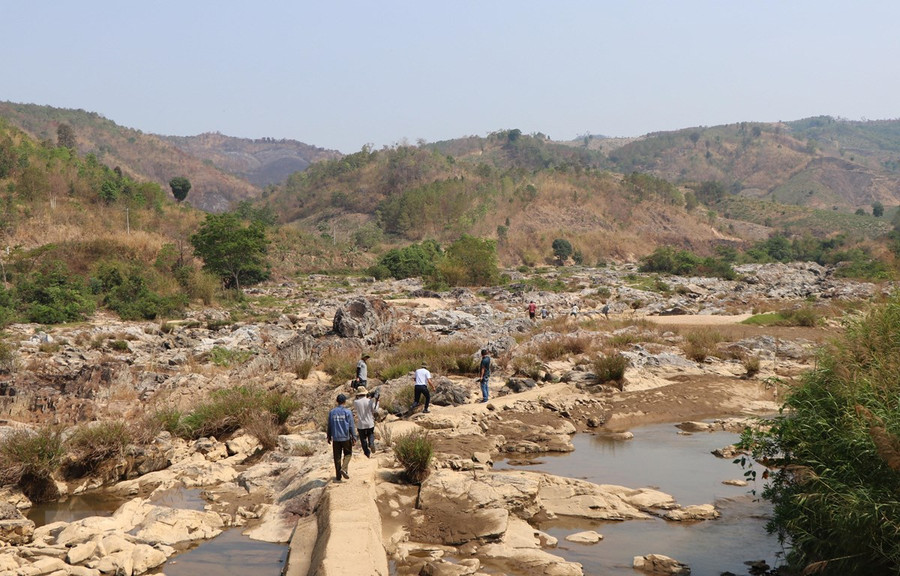 Sông Đăk Snghé bị 2 thủy điện cùng nhau “bức tử” trở thành dòng sông 'chết'. (Ảnh: Cao Nguyên/TTXVN) Sông Đăk Snghé bị 2 thủy điện cùng nhau “bức tử” trở thành dòng sông 'chết'. (Ảnh: Cao Nguyên/TTXVN)
