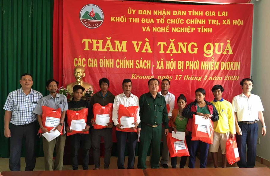 Tặng quà cho 20 hộ có con, em bị tàn tật, nạn nhân chất độc da cam/dioxin, trên địa bàn xã Krong. Ảnh: Hồng Ngọc Tặng quà cho 20 hộ có con, em bị tàn tật, nạn nhân chất độc da cam/dioxin, trên địa bàn xã Krong. Ảnh: Hồng Ngọc