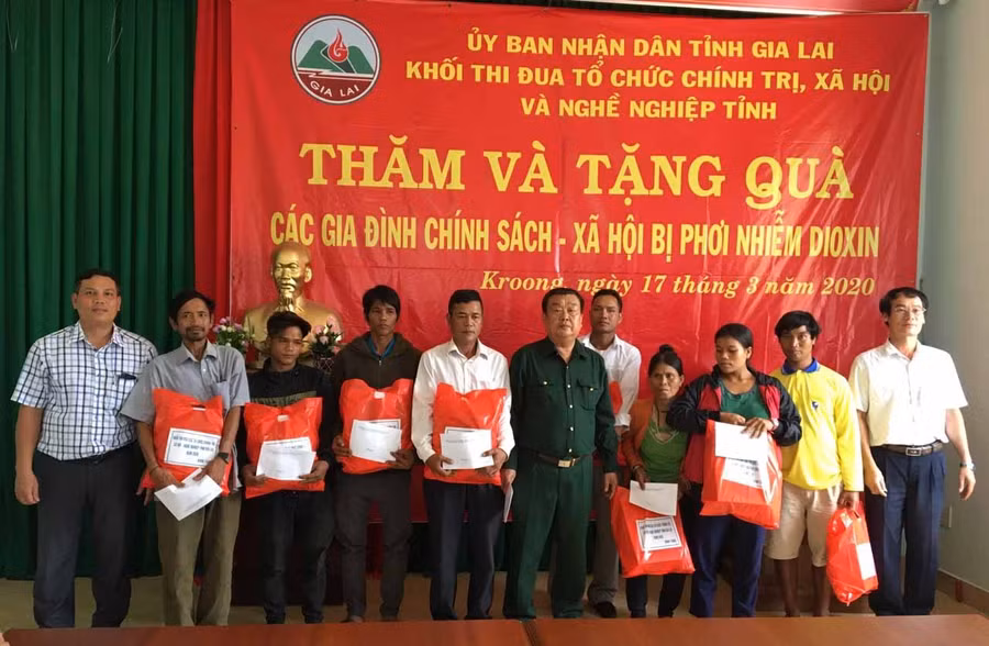 Tặng quà cho 20 hộ có con, em bị tàn tật, nạn nhân chất độc da cam/dioxin, trên địa bàn xã Krong. Ảnh: Hồng Ngọc